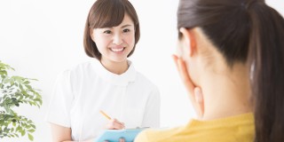 産婦人科、問診する看護師