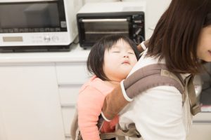 子供を寝かしつけるママ